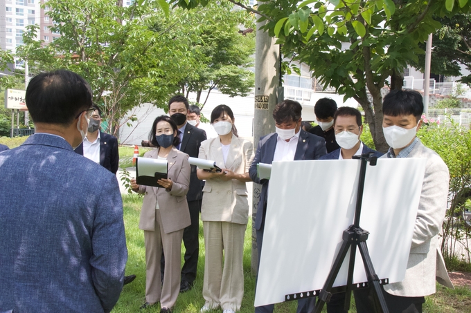 남양주시의회 자치행정위원회가 공유재산관리계획 심사에 대비해 19일 진건읍과 별내동 일원에 위치한 사업대상지를 방문했다.(사진=남양주시의회 제공)