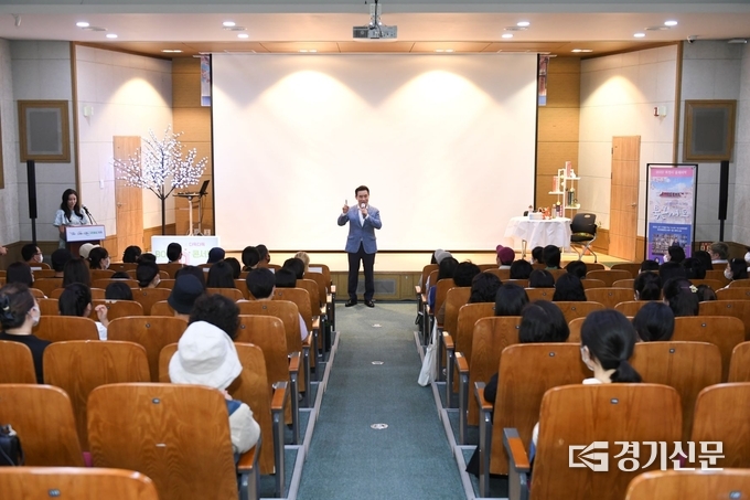 백영현 포천시장이 북 콘서트 관객들에게 인사하고 있다. (사진=포천시 제공)