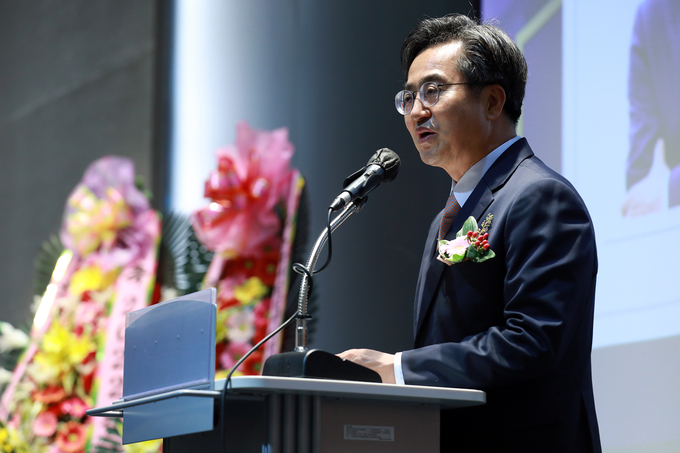 김동연 경기도지사는 19일 수원컨벤션센터에서 열린 ‘제1회 경기여성경제인대회’에 참석해 축사에서 여성 기업인들이 꿈을 펼칠 수 있는 소통 창구를 만들겠다고 밝혔다. (사진=경기도 제공)