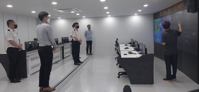 지난 19일 인천 스마트그린산단 통합관제센터를 점검 중인 공단소방서 관계자들. ( 사진 = 공단소방서 제공 )