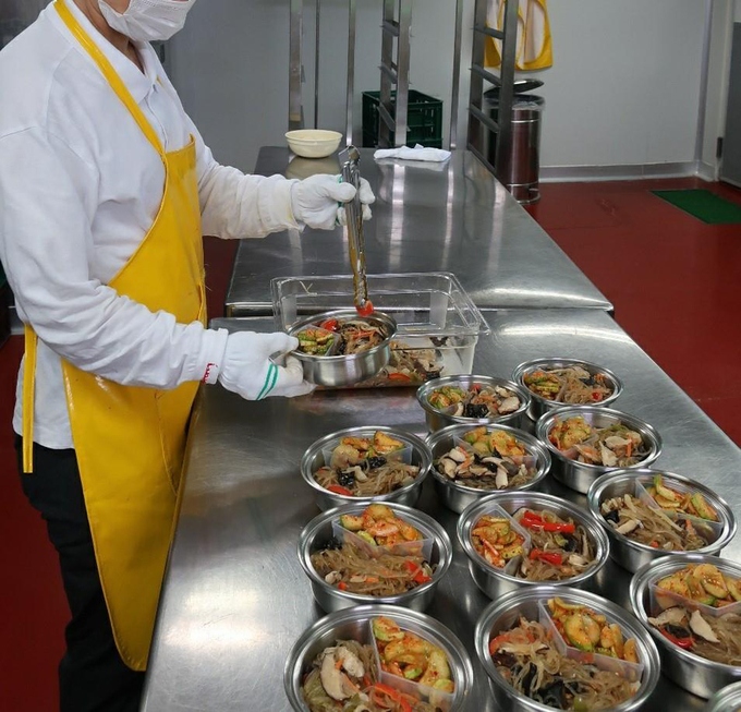 탈시설·재가 장애인에게 제공할 반찬을 도시락에 담고 있다. (사진=성남시 제공)