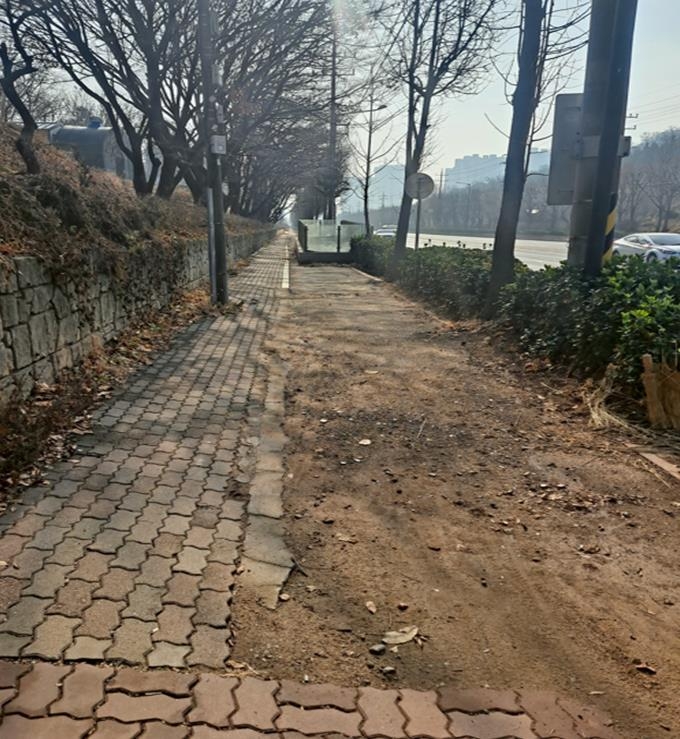 낡고, 파손된 인천 서구 서곶로 자전거도로. ( 사진 = 서구 제공 )