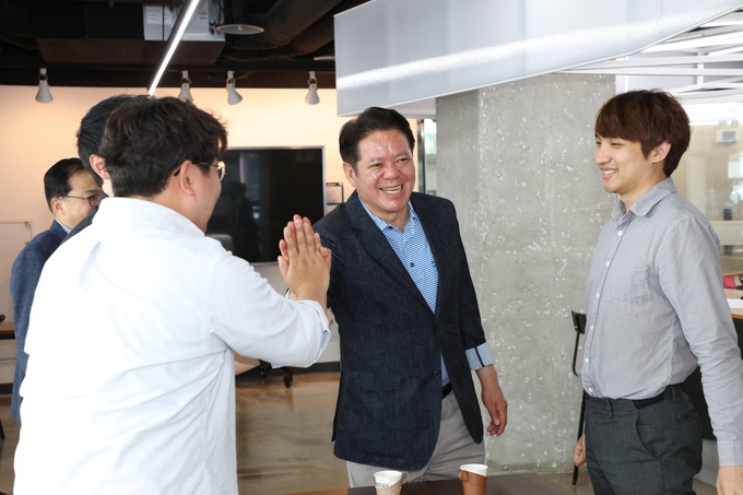 최대호 시장(가운데)이 주민참여 원탁회의에 참석해 청년단체회원과 손인사를 나누고 있다.(사진=안양시 제공)