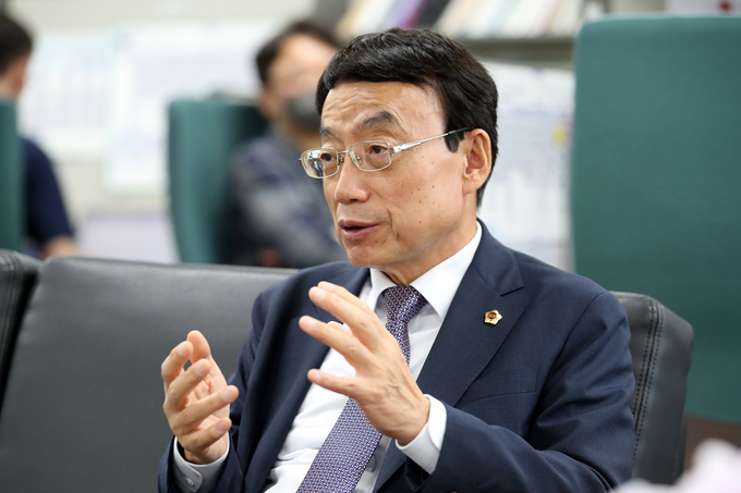 지난 19일 오후 인천시청에서 허식 인시의회 의장이 기자간담회를 진행하고 있다. ( 사진 = 인천시의회 제공 )