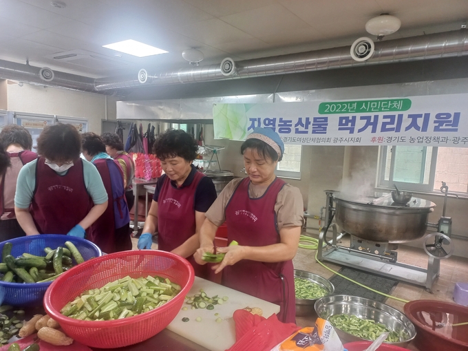 광주시 여성단체협의 회원들이 여름철 취약계층등 어르신들에게 나눠줄 반찬을 만들고 있다.(사진=광주시 제공)