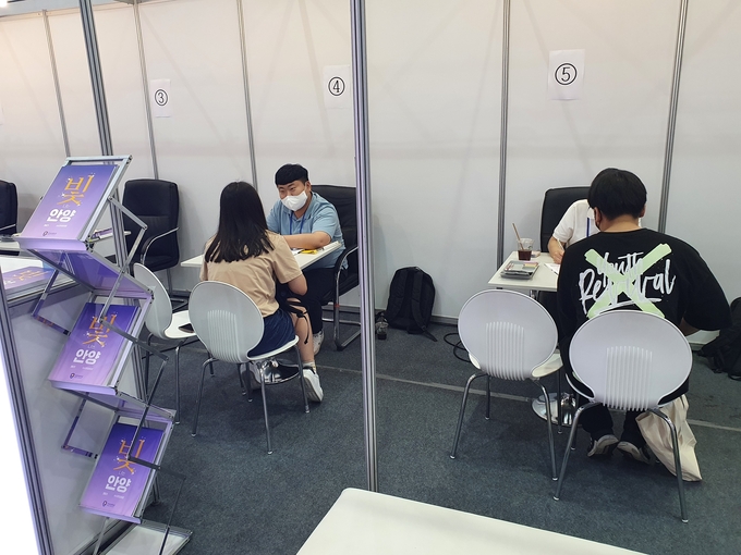안양대 상담직원이 대학입학정보박람회에서 수시 입학상담을 하고 있다.(사진=안양대 제공) 