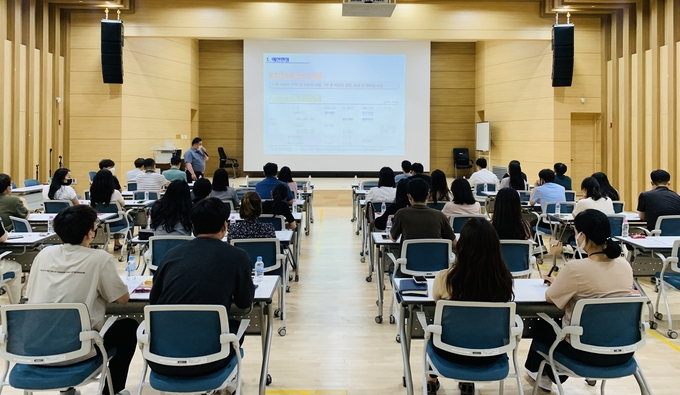 19일 수원유스호스텔에서 진행된 ‘공사 업무 담당자 직무 교육’ 전경. (사진=수원시 제공)