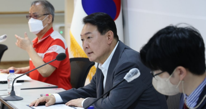 윤석열 대통령이 20일 오후 경기도 성남시 분당구 목련마을 주공1단지 아파트 중탑종합사회복지관에서 열린 제3차 비상경제민생회의에서 발언하고 있다. (사진=연합뉴스 제공)