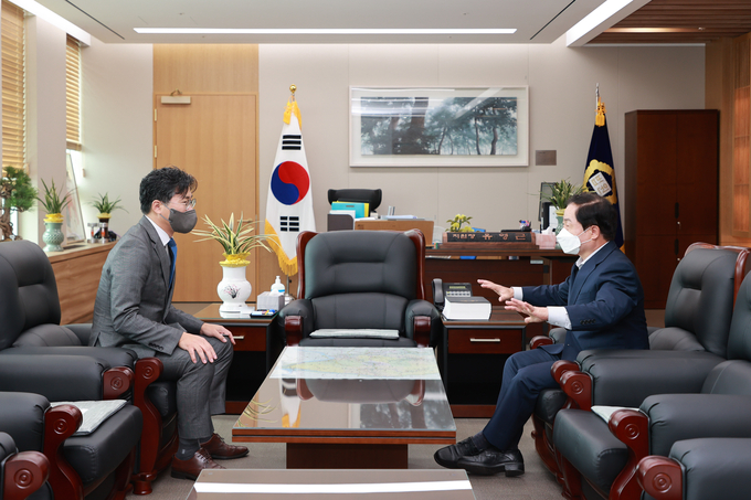 유영근 의정부지방법원 남양주지원장과 주광덕 남양주시장(오른쪽) (사진=남양주시 제공)