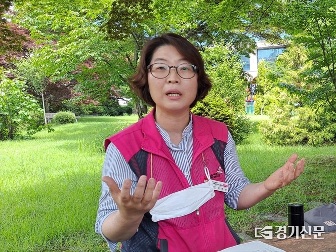  이희진 초등보육전담사가 학교 비정규직 노동자가 처한 노동 환경에 대해 설명하고 있다. (사진=정창규 기자)
