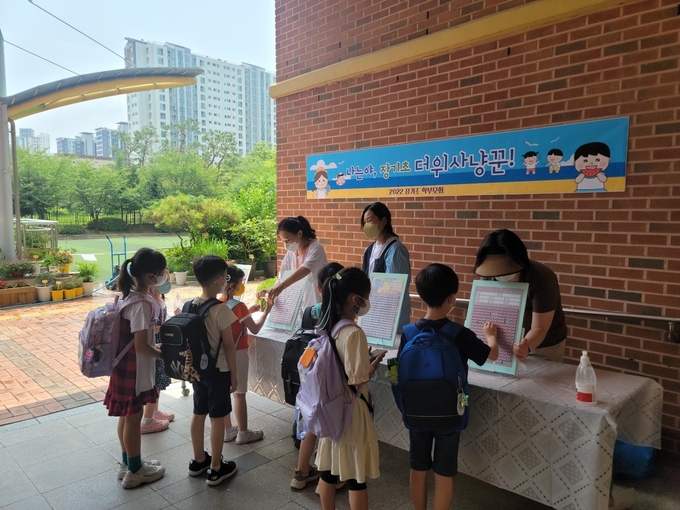 김포시 장기초등학교 학생들이 '나는야 장기초 더위사냥꾼 행사'에 올 여름 더위를 어떻게 이겨 낼지 생각들을 담아내고 있다. (사진=장기초 제공)