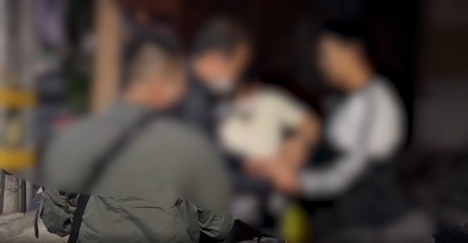 경찰들이 서울 소재 길거리에서 대마초 판매책들을 검거하고 있다. (사진=경기남부경찰청 제공 영상캡쳐)
