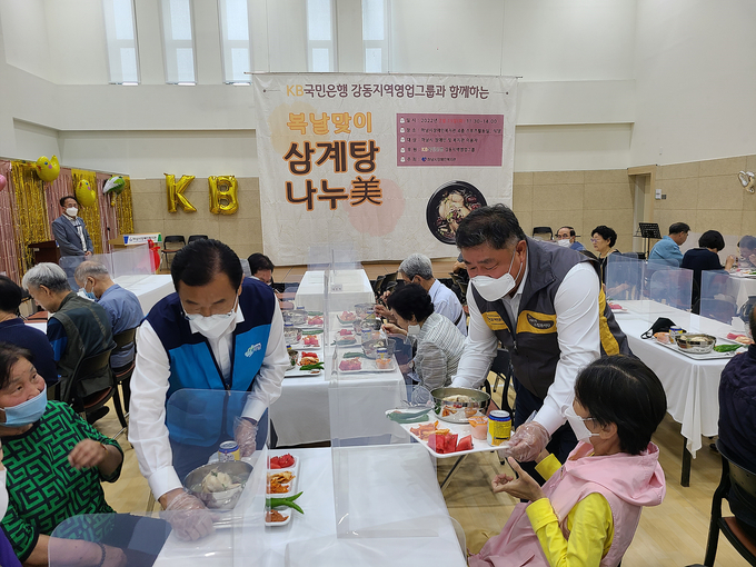 이현재시장이 하남시 장애인 및 복지관을 이용하는 가족들을 위해 삼계탕을 전달해주고 있다. 있다.(사진=하남시 제공)