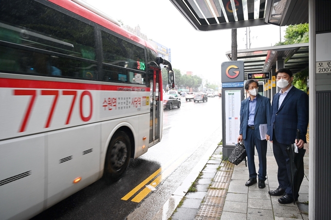 이한규 경기도 행정2부지사가 21일 오전 7시부터 수원 한일타운 정류장에서 광역 버스 입석 문제 현장을 점검했다. (사진=경기도 제공)