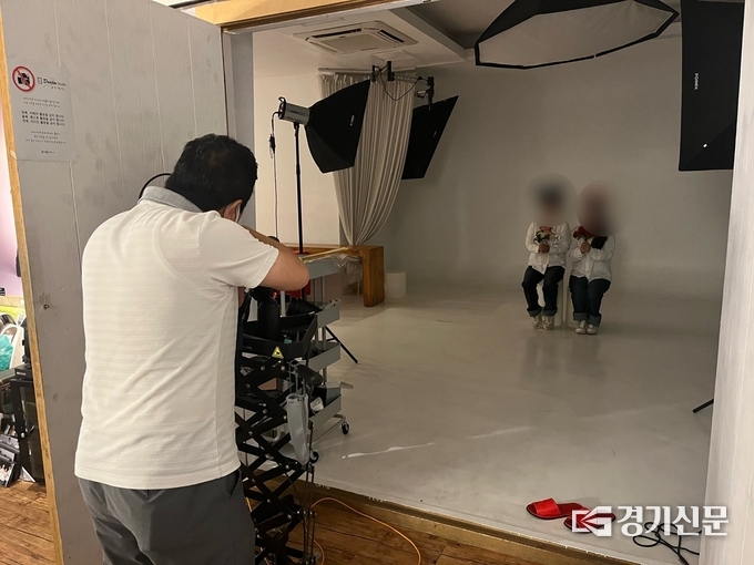 다경사진관 강태구 대표가 장애인 가족사진 촬영을 하고 있다. (사진=포천시 제공)