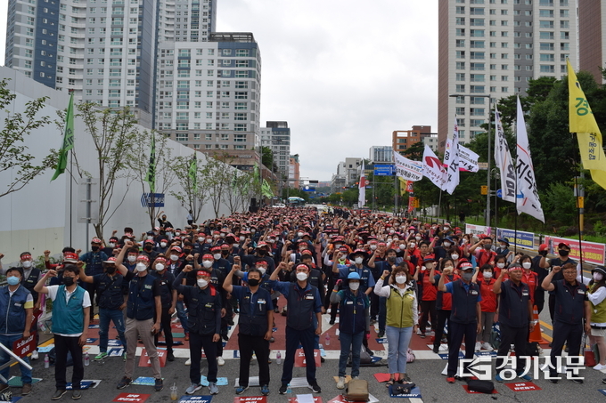 21일 경기도청 사거리에서 민주노총 경기도본부 산하 노동조합원들이 경기도청의 노정교섭 요구하고 있다. (사진=임석규 기자)