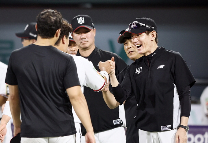 프로야구 kt 위즈의 이강철 감독이 2023 월드베이스볼클래식(WBC) 한국 야구대표팀의 사령탑에 선임됐다. 사진은 선수들을 맞이하며 환하게 웃는 이강철 감독의 모습. (사진=kt 위즈 제공)