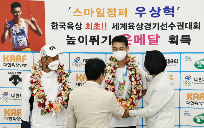 한국 육상 첫 '세계선수권대회 은메달'을 획득한 남자 높이뛰기 우상혁이 21일 오후 인천국제공항 제2여객터미널을 통해 귀국하며 꽃다발을 받고 있다. 우상혁은 19일(한국시간) 미국 오리건주 유진 헤이워드 필드에서 열린 2022 세계육상선수권대회 남자 높이뛰기 결선에서 2m 35로 2위를 차지했다. (사진=연합뉴스 제공)