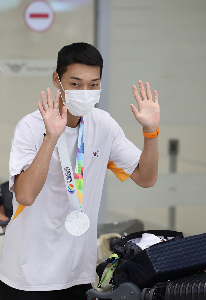 한국 육상 첫 '세계선수권대회 은메달'을 획득한 남자 높이뛰기 우상혁이 21일 오후 인천국제공항 제2여객터미널을 통해 귀국하고 있다. 우상혁은 19일(한국시간) 미국 오리건주 유진 헤이워드 필드에서 열린 2022 세계육상선수권대회 남자 높이뛰기 결선에서 2m35로 2위를 차지했다. (사진=연합뉴스 제공)