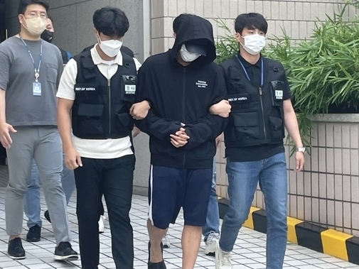지난 17일 오후 인천지법에서 인하대 성폭행 사망 사건 피의자(가운데)가 영장실질 심사를 마친 뒤 법원을 나오고 있다. ( 사진 = 조경욱 기자 )
