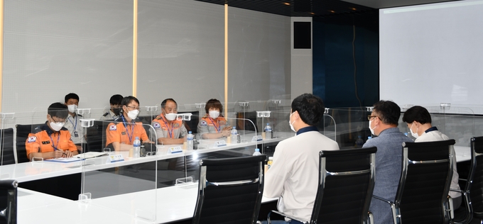 이정식 화성소방서장은 최근 화성시 남양읍 소재 현대기아자동차남양기술연구소를 방문, 소방안전현장컨설팅을 실시했다. (사진제공/화성소방서)