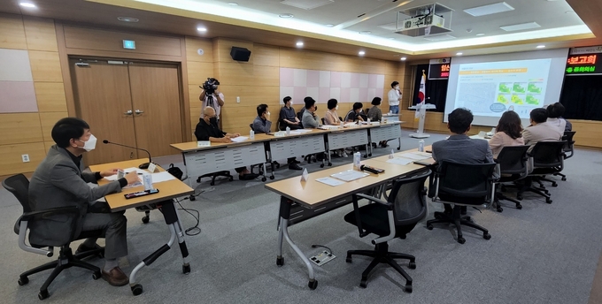 인천 부평구가 22일 오전 부평구청 중회의실에서 ‘일신시장 일원 도시재생활성화계획 수립 용역 착수 보고회’를 진행하고 있다. ( 사진 = 부평구 제공 )