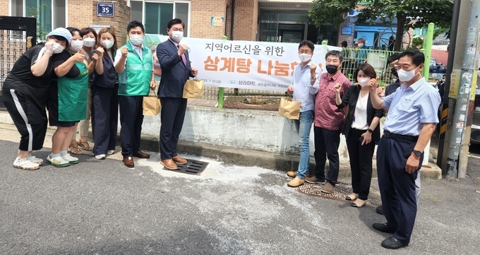 22일 인천시 미추홀구 도화1동 새마을부녀회에서 삼계탕 나눔 행사를 진행했다. ( 사진 = 미추홀구 제공 )
