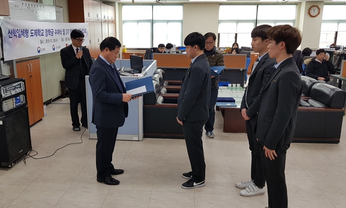 인재양성 장학증서 수여. ( 사진 인천자동차정비업협동조합 제공 )