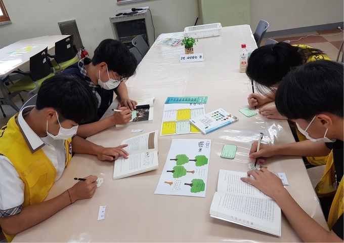 작년 ‘환경의 날 도서관 행사’기간 동안 독서활동하는 비전고 학생들. (사진=평택비전고등학교 제공)