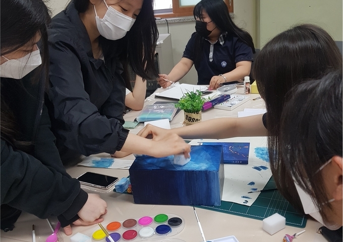 비전고 학생들이 애서가 이용자 참여프로그램에 사용할 우편함을 만들고 있는 모습. (사진=평택비전고등학교 제공)