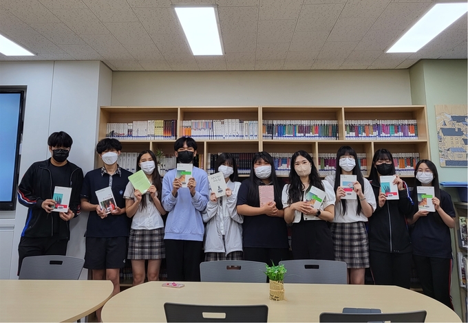 평택비전고등학교 백송도서관 도서부원들과 박소영 사서교사. (사진=평택비전고등학교 제공)