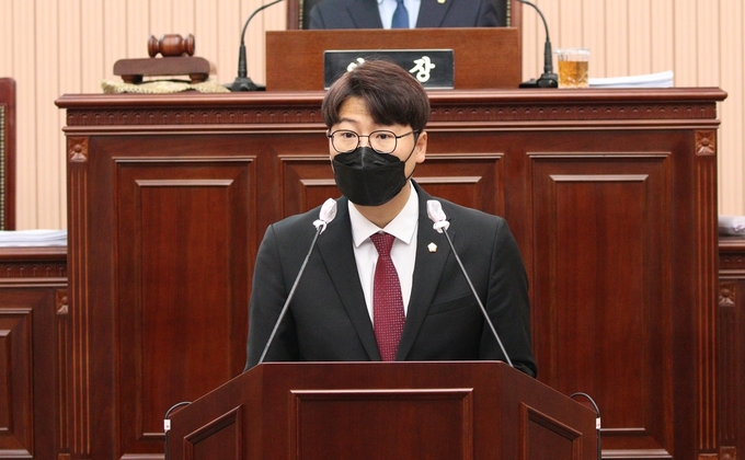 김한슬 구리시의원이 제314회 임시회에서 5분 자유발언을 통해 구리시의 교육환경 개선을 위해 모든 의원들과 공직자들이 함께 고민해야 한다고 호소했다.(사진=김한슬 의원 제공)