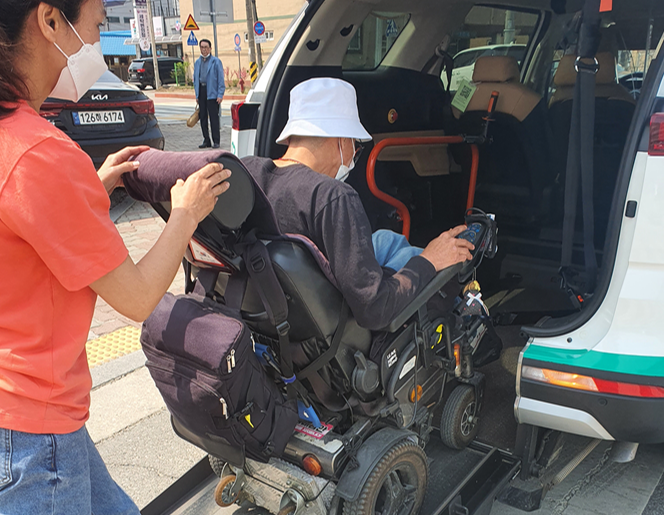 경기신문은 최근 이영봉 포천나눔의집장애인자립생활센터 소장, 권순화 활동가와 함께 교통약자 특별교통수단인 ‘즉시콜(장애인콜택시)’을 타고 포천에서 화성까지 동행했다. (사진=김혜진 기자)