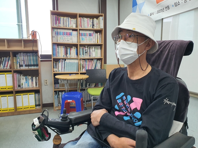 경기신문과 인터뷰를 진행 중인 이영봉 포천나눔의집장애인자립생활센터 소장 (사진=김혜진 기자)