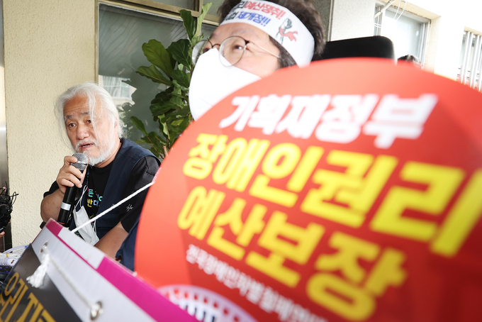 박경석 전국장애인차별철폐연대(전장연) 상임대표가 지난 19일 오전 서울 용산경찰서에서 열린 전장연 경찰 조사 자진출석·김광호 서울경찰청장 법 준수 촉구 기자회견에서 발언하고 있다. (사진=연합뉴스 제공)