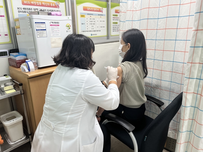 군포시민은 신분증을 지참하여 보건소 방문하면 예약 없이 접종 할수있다.(사진=군포시 제공)