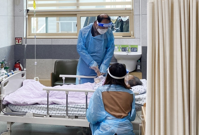 요양병원 접촉 면회 (사진=가은병원 제공/연합뉴스)