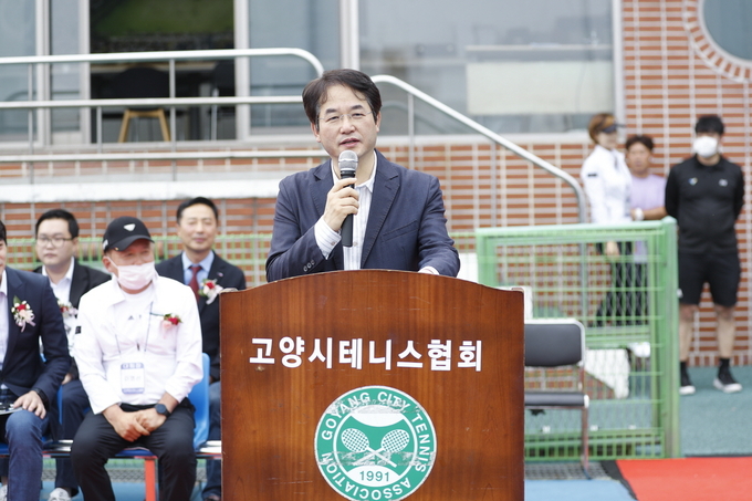 이동환 고양시장이 테니스대회장에서 격려사를 하고 있다.(사진-=고양시 제공)