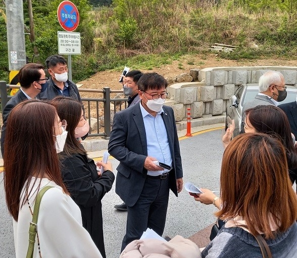 김산호 구청장(가운데)이 안양8동 성문중고를 현장 방문해 학부모들과 대화를 나누고 있다.(사진=안양시 제공)