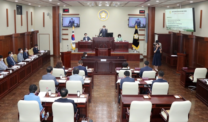 22일 현충열 의원이 광명 구름산지구 도시개발사업 조속한 사업추진 촉구 결의문을 제안설명하고 있다.(사진=광명시의회 제공)