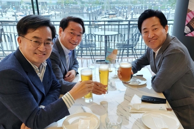 지난 23일 경인아라뱃길 김포 마리나선착장에서 유정복 인천시장(가운데), 오세훈 서울시장(오른쪽), 김동연 경기도지사가 맥주잔을 들고 기념 촬영을 하고 있다. ( 사진 = 인천시 제공 )