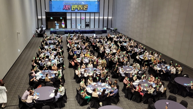 지난 22일 ‘제5기 지역사회보장계획(안) 시민의견 수렴을 위한 200인 시민 원탁토론’에서 시민들이 토론하고 있다. (사진=수원시 제공)