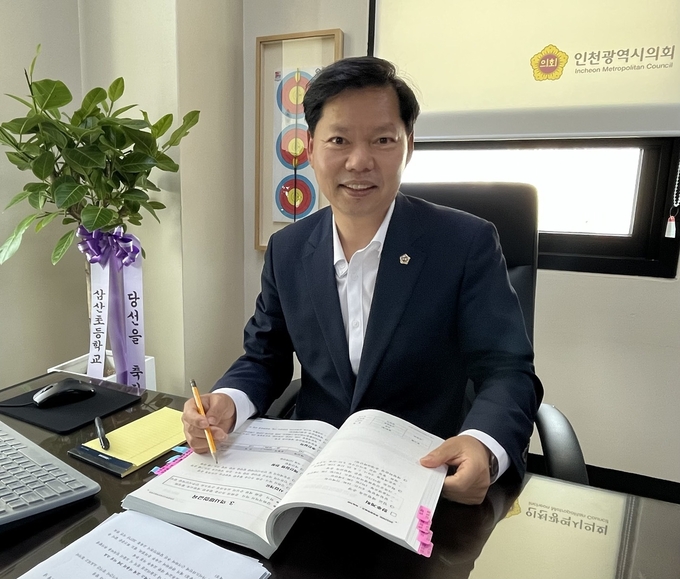 지난 11일 오후 인천시의회에서 경기신문과 인터뷰하고 있는 임지훈 시의원. ( 사진 = 김샛별 기자 )