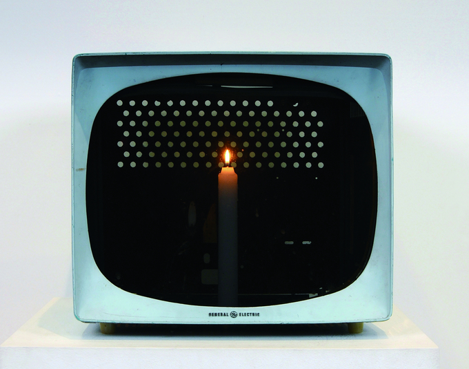 백남준, '촛불 TV', 1965 (1969), 34×36×41cm, 초 1개, 철제 TV 케이스 1대, 백남준아트센터 소장 ⓒ백남준 에스테이트. (사진=백남준아트센터 제공)