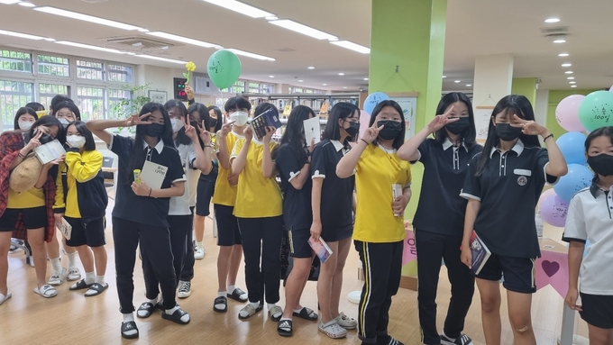  남양주광동중학교 학생들이 도서관에서 신입생 입학 100일 축하 행사에 참여하고 있다. (사진=남양주광동중학교 제공)