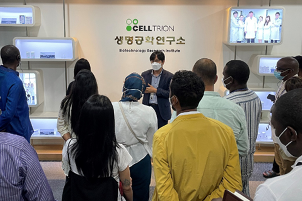지난 22일 글로벌 바이오 인력양성 교육에 참석한 각국 교육생들이 셀트리온 생명공학연구소 관계자로부터 항체의약품 개발과 생산에 대한 설명을 듣고 있다. ( 사진 = 셀트리온 제공 )