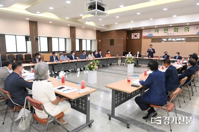 포천시청 3층 대회의실에서 8월 여민회가 열리고 있다. (사진=포천시 제공)