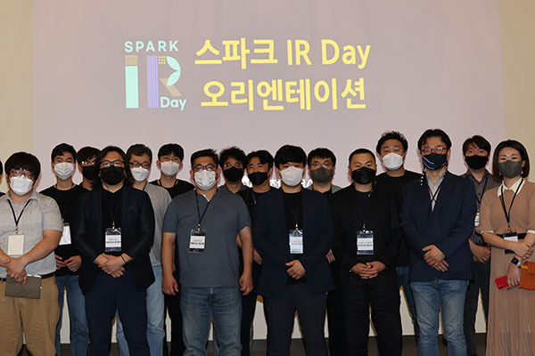 '스파크 IR Day 오리엔테이션'에 참석한 교육생들이 기념 촬영을 하고 있다. ( 사진 = 인천경제청 )