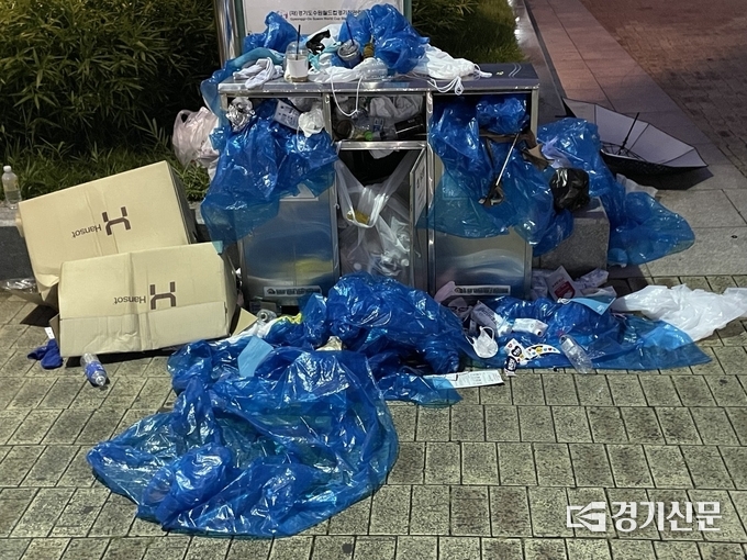24일 저녁 수원 월드컵경기장 내 한 쓰레기통. 전날 열린 싸이 ‘흠뻑쇼’ 공연 후 주최 측에서 제공한 우비 등 쓰레기들이 버려져있다. (사진=강현수 기자)