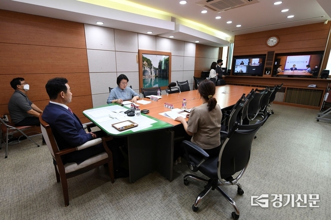 백영현 포천시장이 포천시-호쿠토시 화상회의에 참석하고 있다. (사진=포천시 제공)